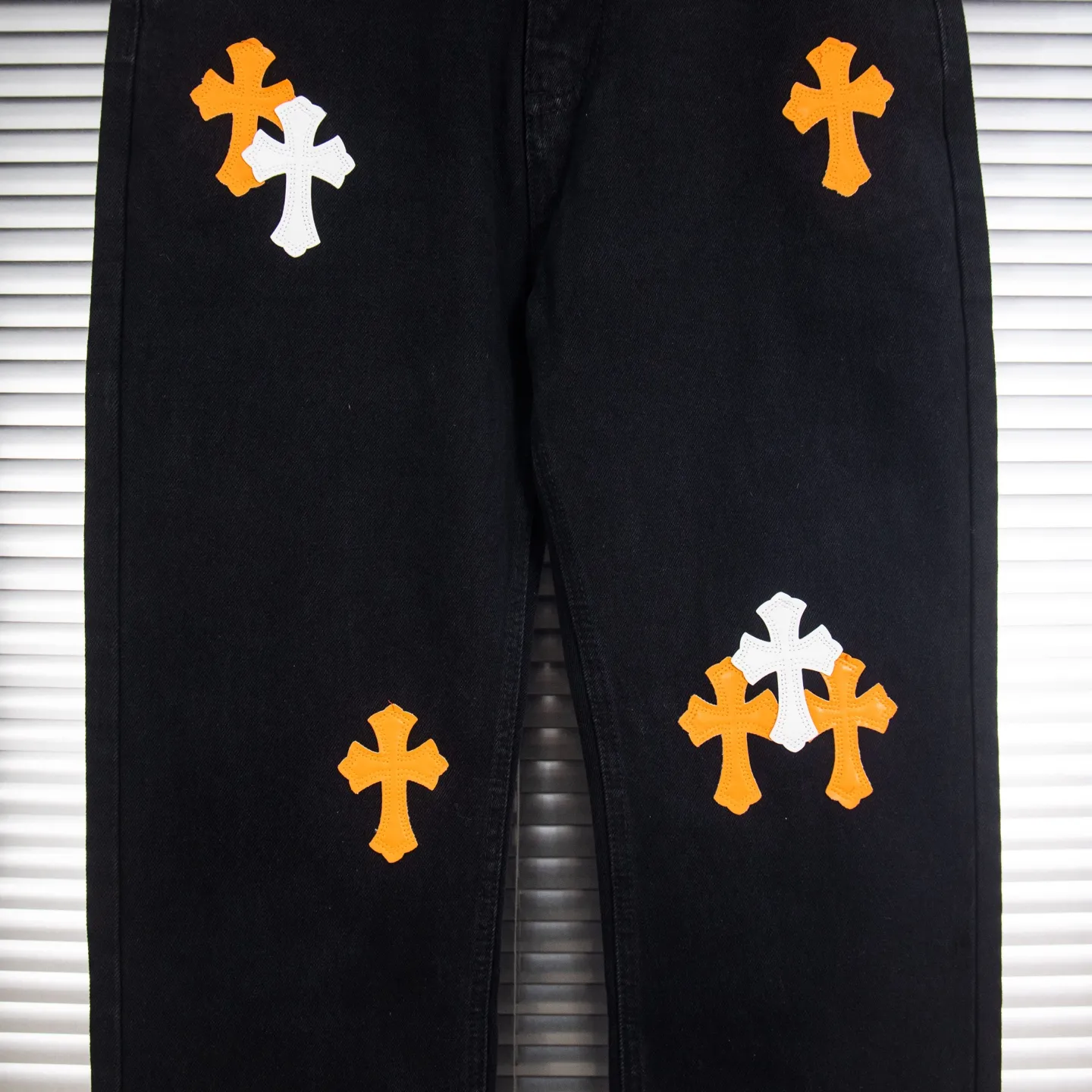 P260 Chrome Hearts Black Pants Sanskrit Yellow and White Patch Leather Jeans CH jeans need to be washed before being dismantled and then hand-stitched with sheepskin cross leather and then spliced ​​together. The whole piece has too many craftsmanship to explain. The patches are decorated with cross patterns and the high-waisted washed jeans! ! Absolutely high-end luxury products, god-level single products and super popular products, made with top heavy industry, a must-see magic weapon. Customized hardware. The fabric is thick and soft after washing. It has good breathability. Customized small leather label. Unique design. The details are simple and elegant, and the workmanship is exquisite. The entire trousers are neatly routed and the details are in place! It’s so cool that both men and women can easily control the genderless trend! Style number: 1874# Color: black Size: 28 30 32 34